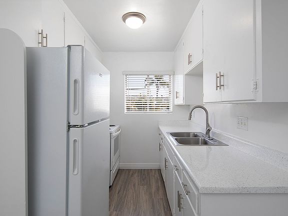 2nd image of 2660-2674 Hornblend St #E