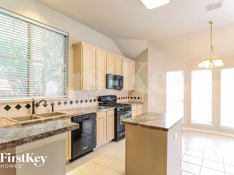 2204 Reedway Ct — Photo 7