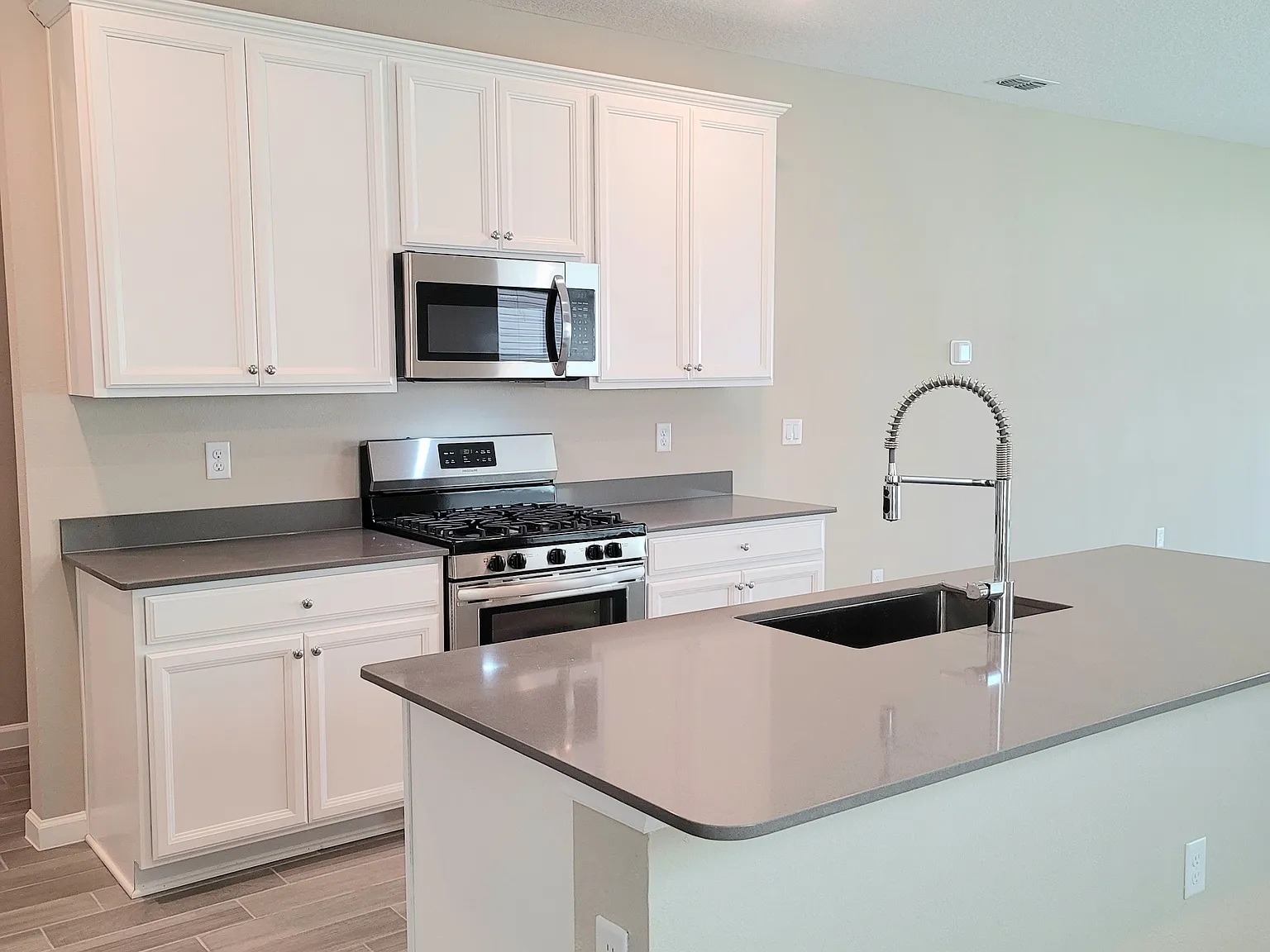 4 bed, 2.5 bath, 1874 sqft, $2,645 — Photo 2