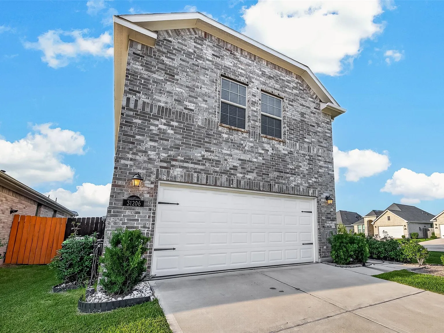 4 bed, 2.5 bath, 2120 sqft, $2,400 — Photo 3