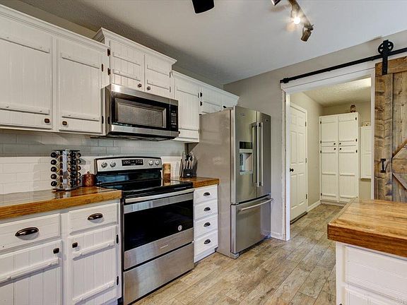 3rd image of 23 Majestic Valley Dr