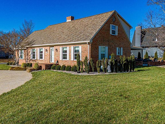 5th image of 1104 Holly Ln