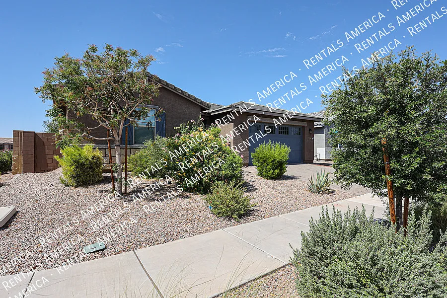 Stunning 5-Bedroom Home Spacious & Upgraded Throughout! — Photo 3