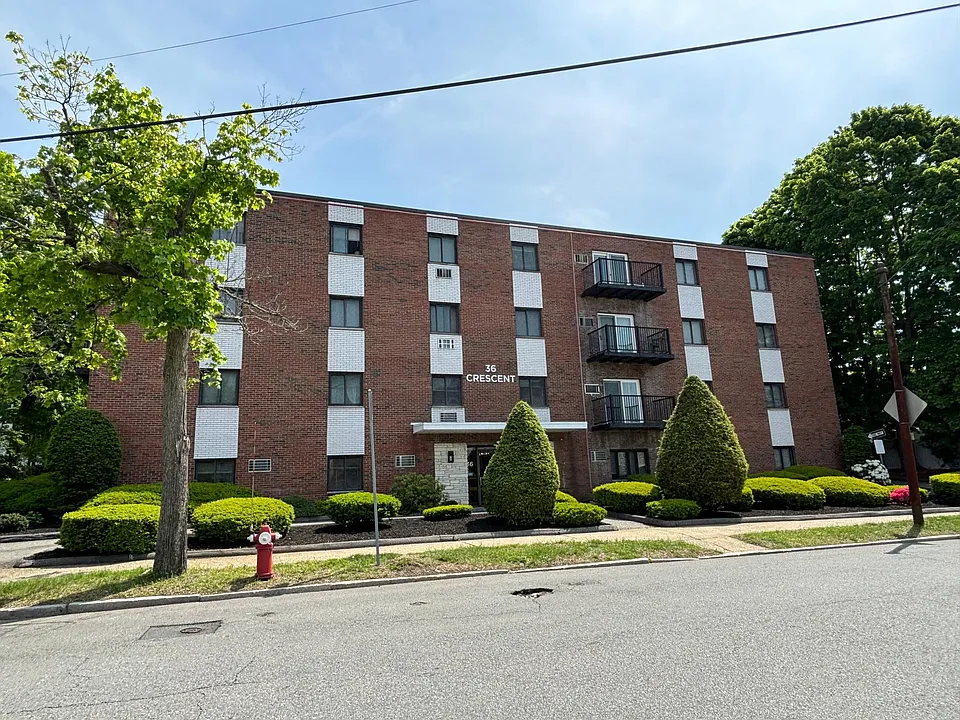 36 Crescent St