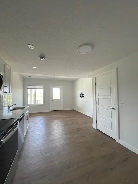 Bright walk out basement unit in Cochrane (L945) — Photo 4