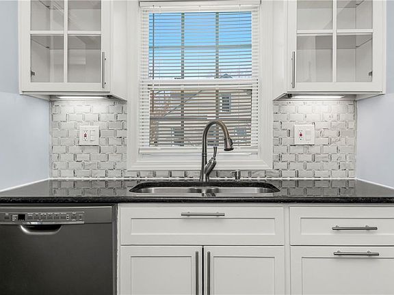 3rd image of 3131 Waverly Ave