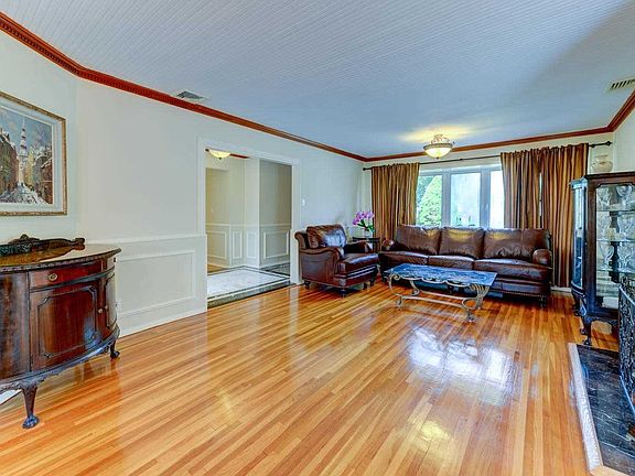 5th image of 585 Hickory St