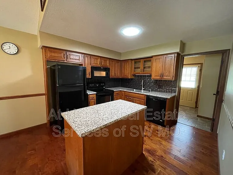 201 W Sally Ln — Photo 3
