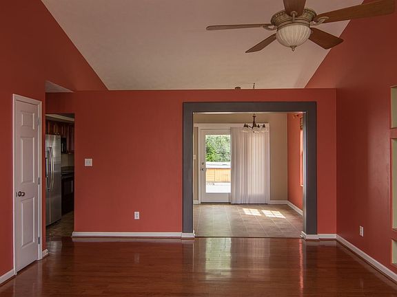5th image of 584 Green Valley Dr