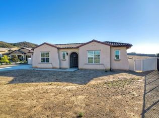 1833 Sugarbush Dr, Vista, CA 92084