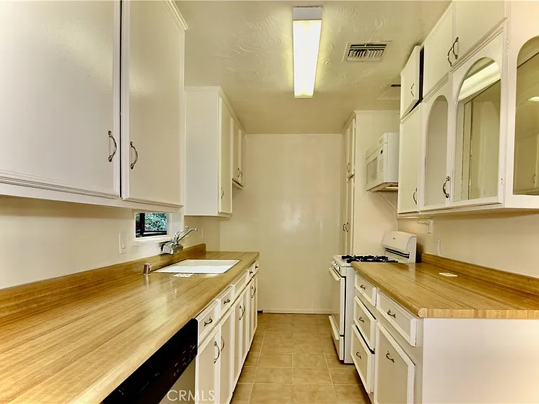 21470 Providencia St — Photo 6