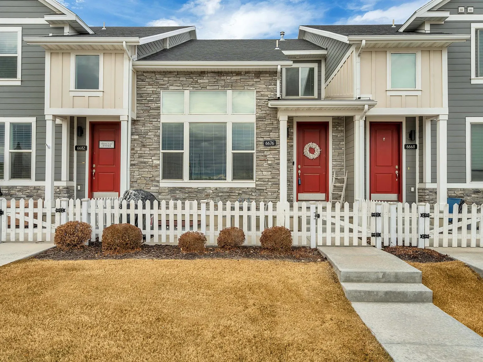 2 bed, 2.5 bath, 2250 sqft, $2,200 — Photo 1