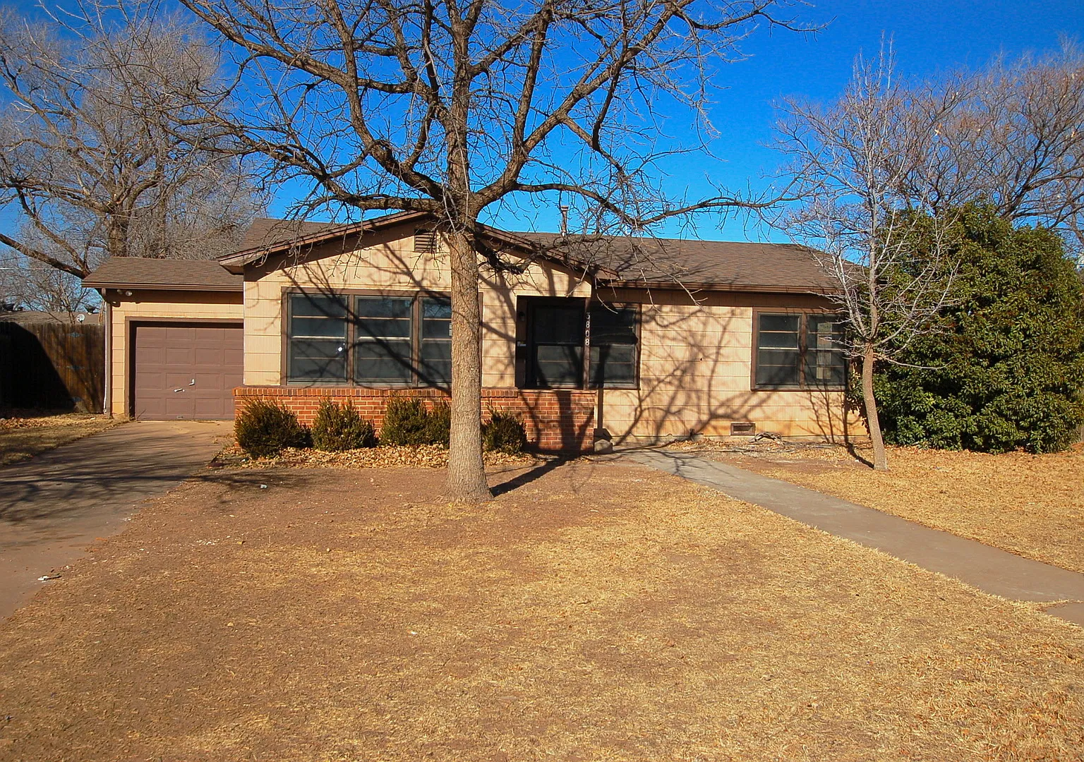 Recently Remodeled 3 Bedroom! — Photo 1