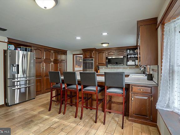 3rd image of 900 S Meadow Ln