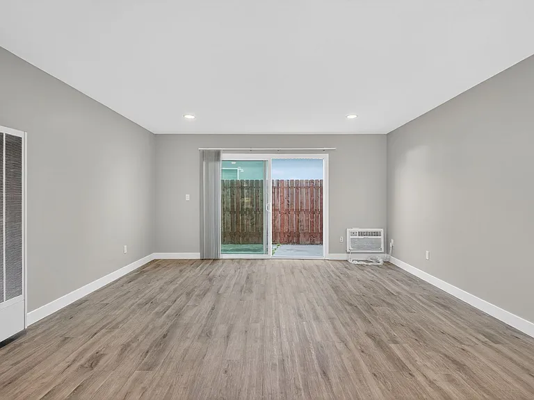 13392-13400 Magnolia Street — Photo 17