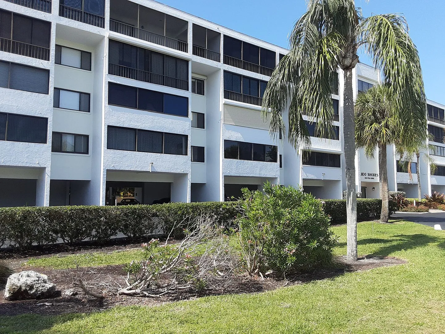 350 S Polk Dr — Photo 2