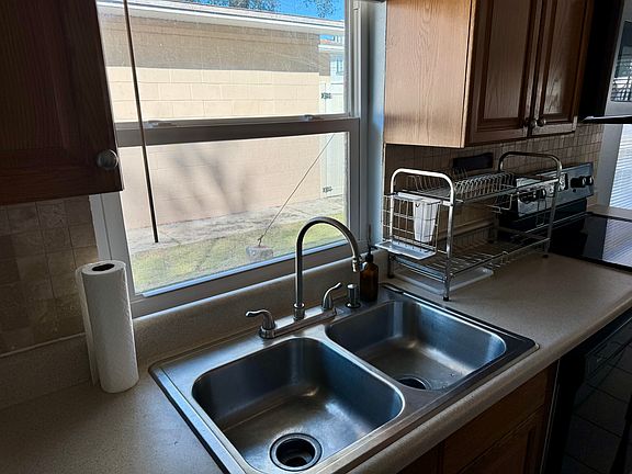 5th image of 931 E Walnut St