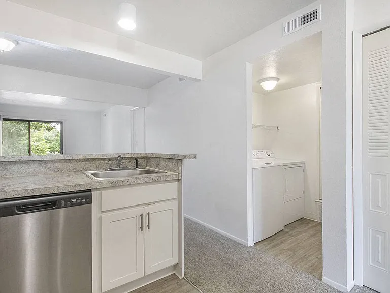 North Pointe Apartments — Photo 30
