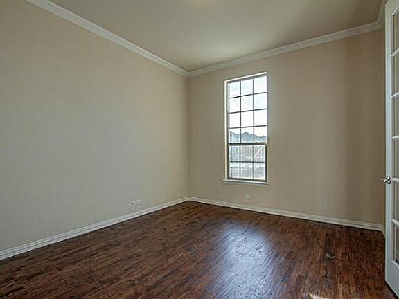 5th image of 101 Crestbrook Dr