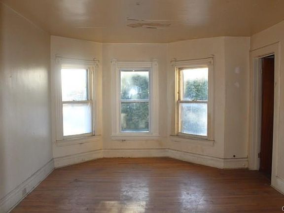 3rd image of 700 Catherine St