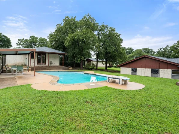 2008 Valley Dr, Crowley, TX 76036