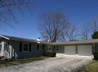 222 Cherokee Rd, Lake Zurich, IL 60047