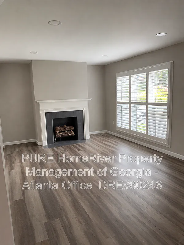 3 bed, 2.0 bath, 1216 sqft, $2,050 — Photo 3