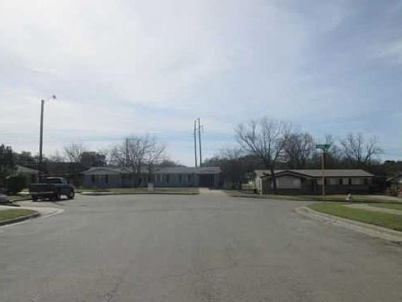 4th image of 302 Crystal Dr