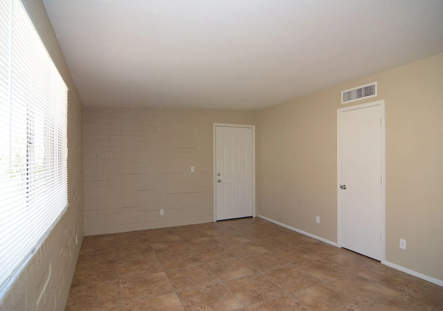 3 Bedroom 1 Bath Duplex! Great South Tucson Location! — Photo 2