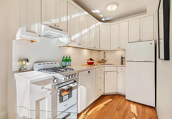 4th image of 333 E 53rd St #2GG