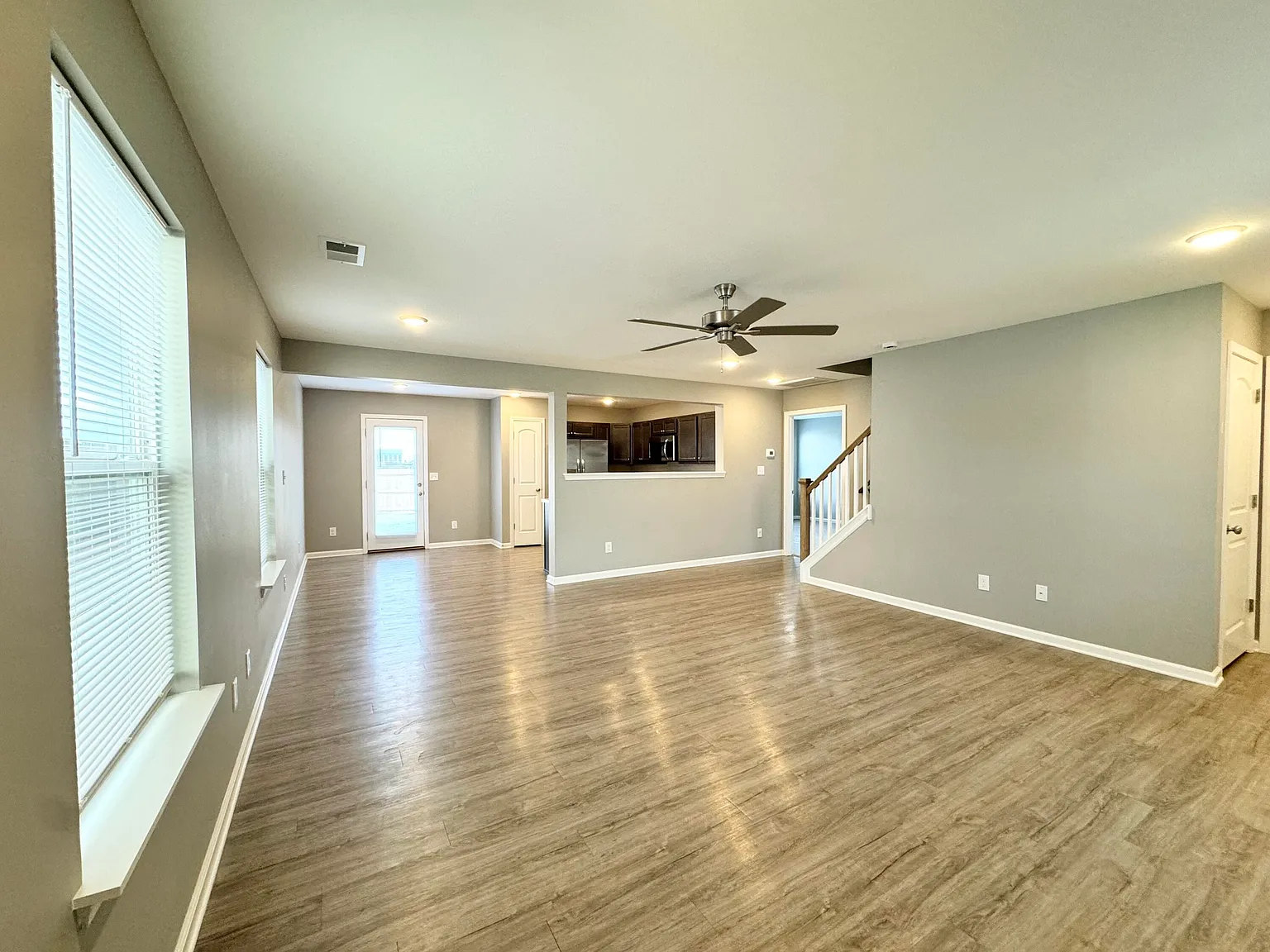 4 bed, 2.5 bath, 2100 sqft, $2,400 — Photo 3