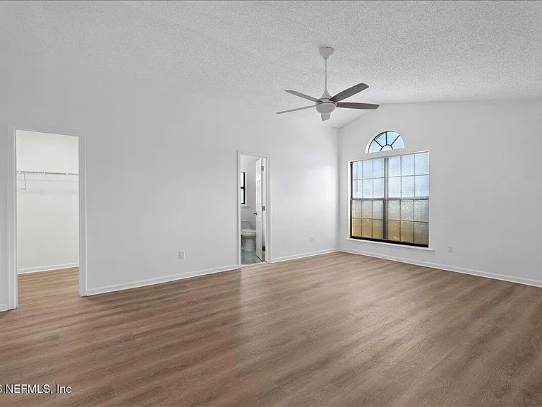 4470 Carriage Crossing Dr — Photo 4