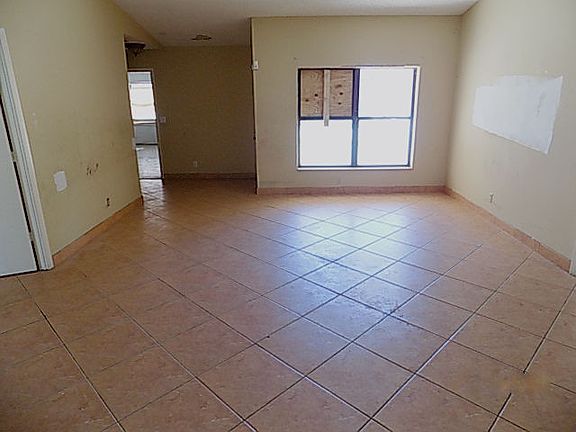 3rd image of 5845 Lincoln Cir W