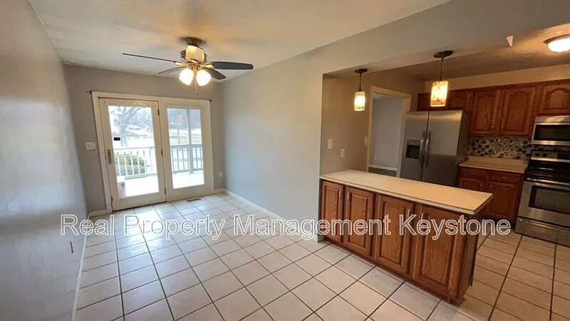 3 bed, 2.5 bath, 1560 sqft, $1,800 — Photo 4