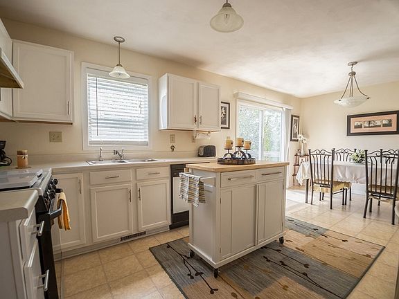 5th image of 6425 Maeve Ln