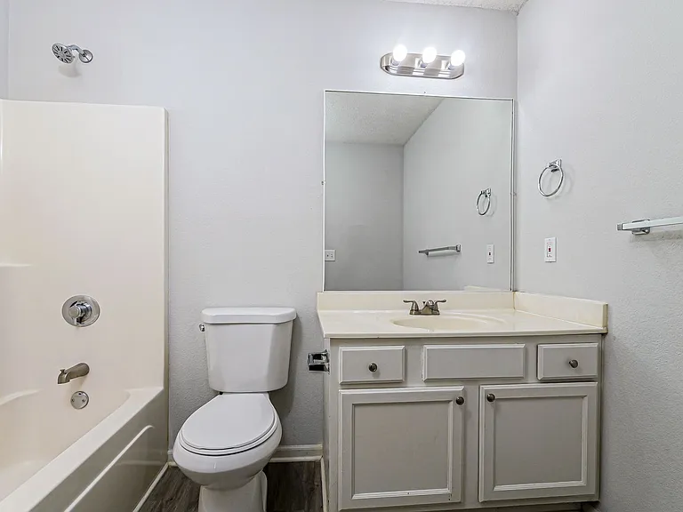305 NW Woodbury Dr — Photo 12