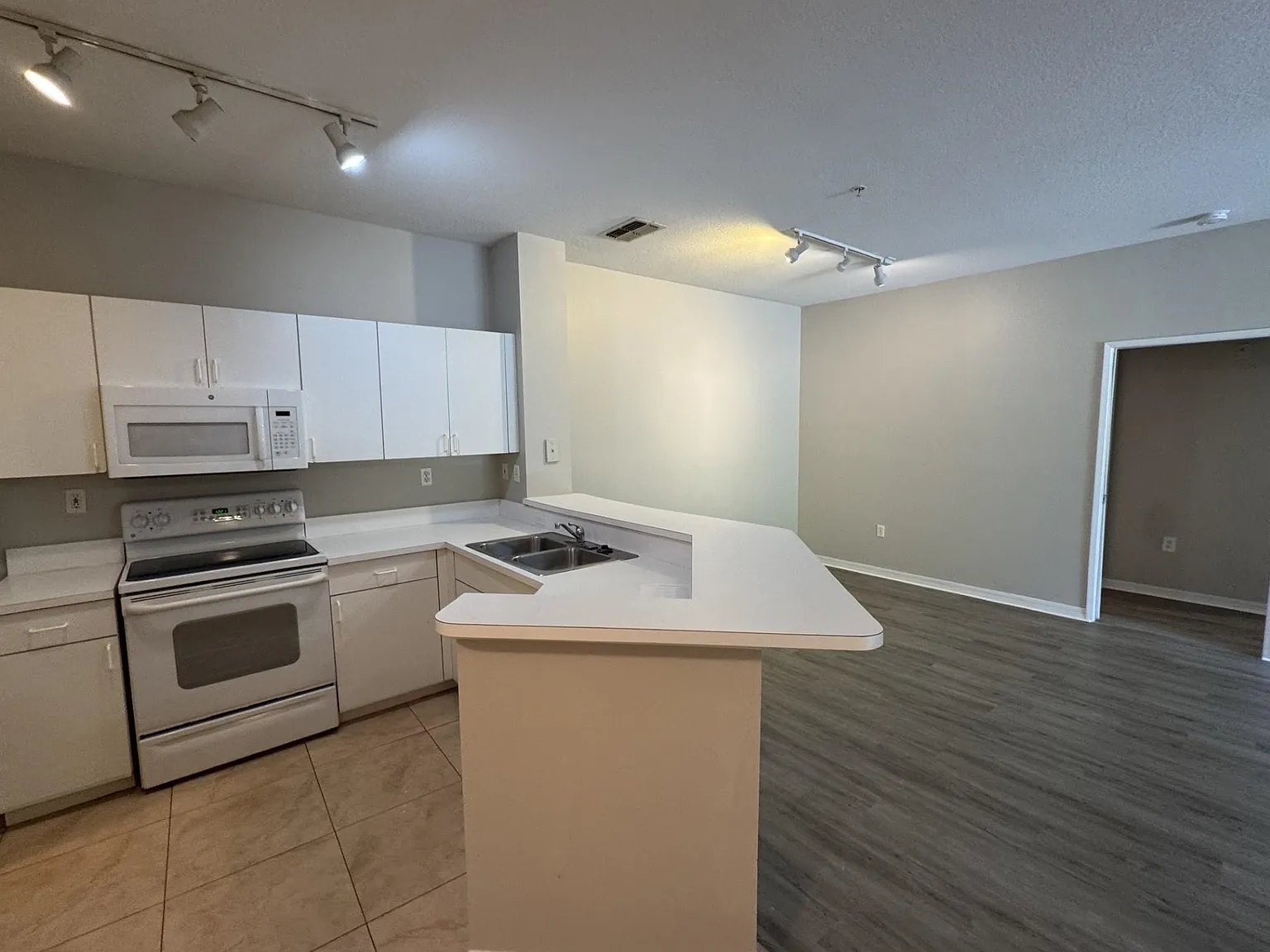 2 bed, 2.0 bath, 1181 sqft, $1,650 — Photo 3
