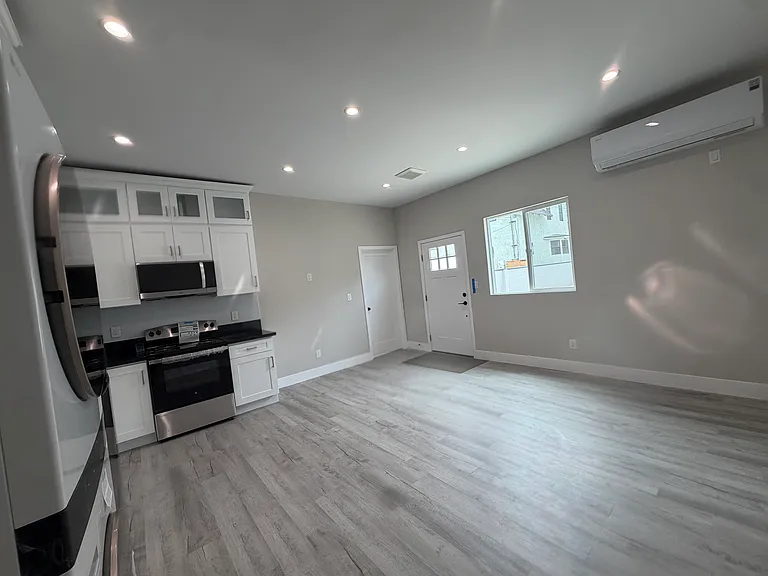 153 E 47th St #153 — Photo 11