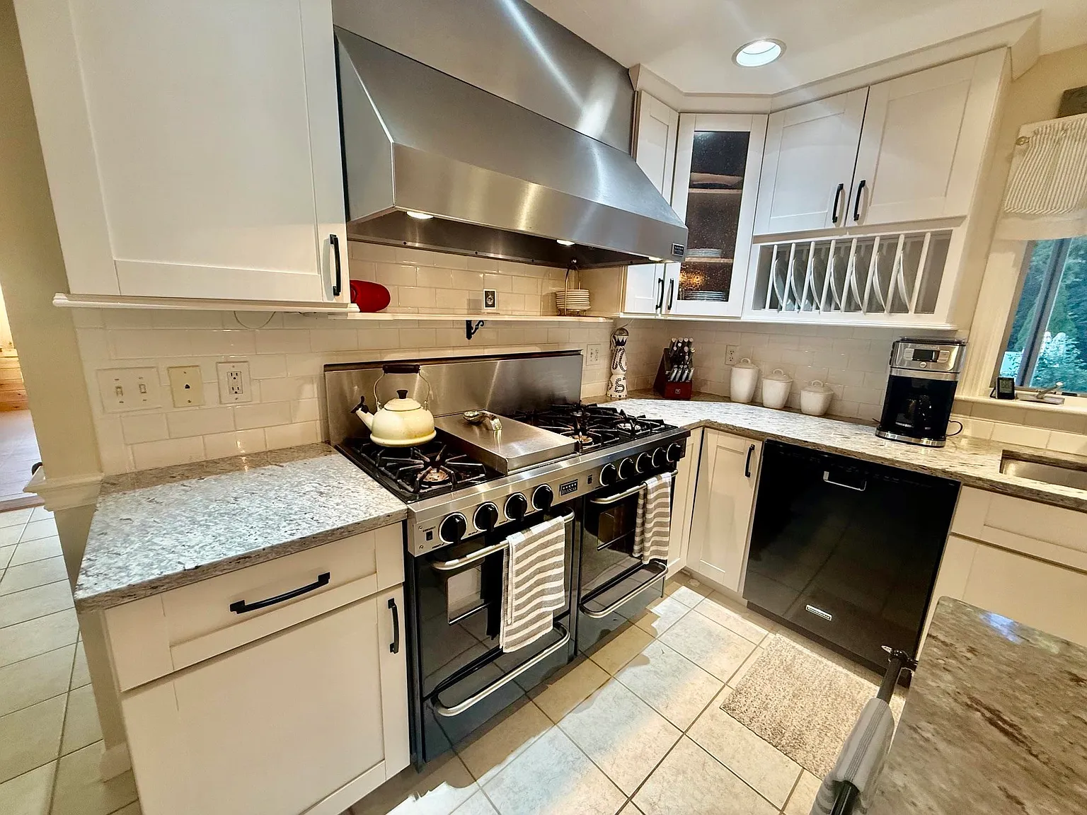 4 bed, 3.5 bath, 3732 sqft, $5,100 — Photo 3