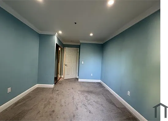 576 W Parr Ave