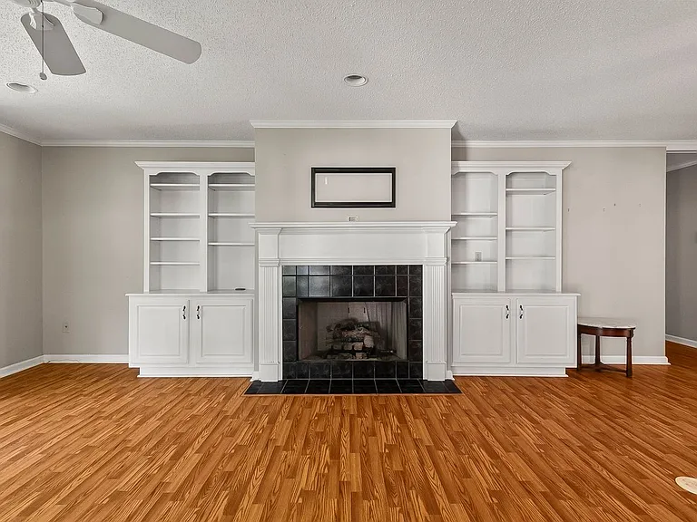 2496 Valley View Ln — Photo 9