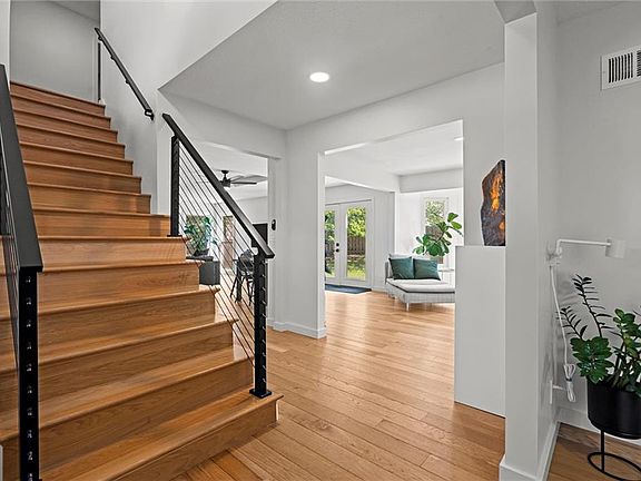 4th image of 1121 SE Timbercreek Ln