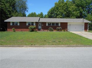 113 Rogers Circle Dr, Springdale, AR 72764