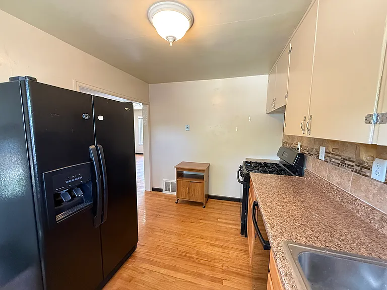 895 Russell St — Photo 7