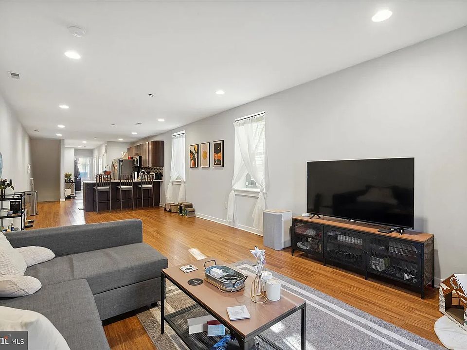 2nd image of 1418 Christian St #1FIRSTFLOOR
