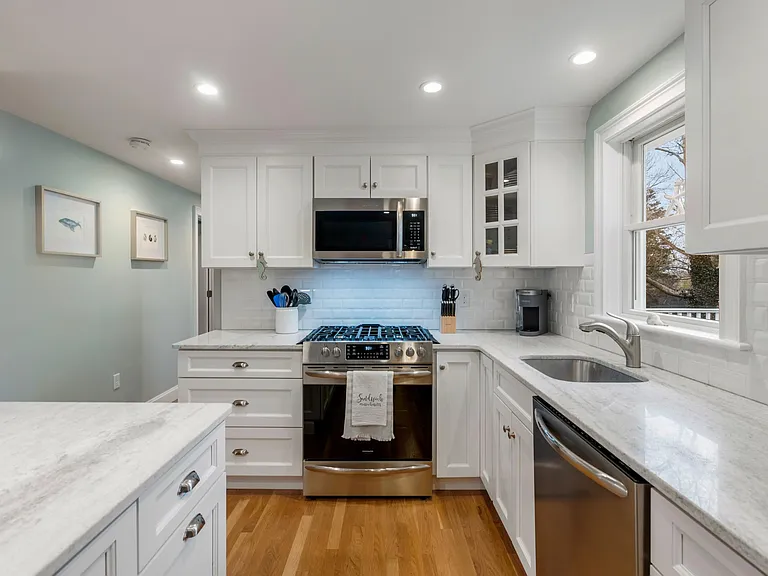 96 Knott Ave — Photo 4