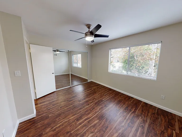 Royal Terrace Apartments — Photo 20
