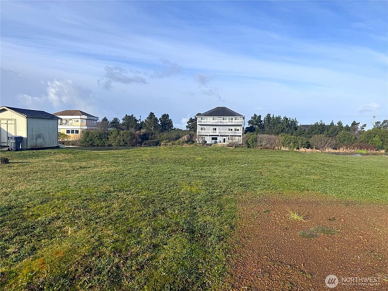 2nd image of 555 Canal Drive NE