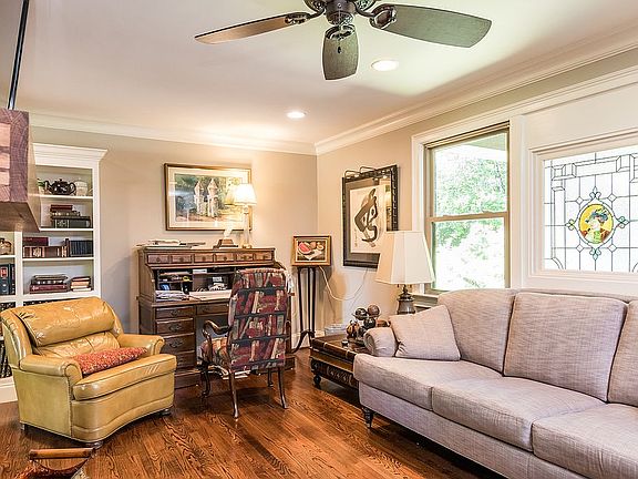 4th image of 220 Boxwood Ln