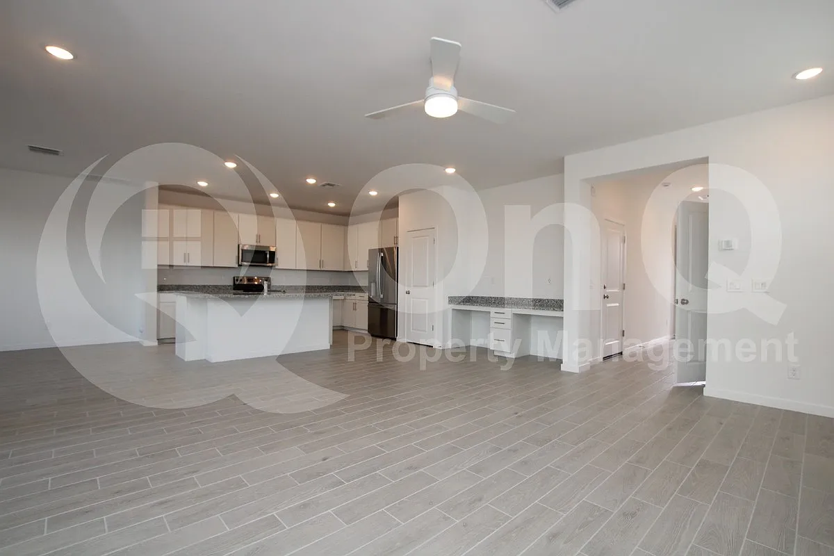 3 bed, 2.5 bath, 1986 sqft, $2,399 — Photo 4